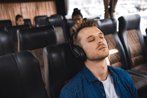 Szundi útközben: a legjobb pozíciók buszos alváshoz tag